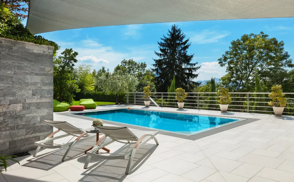 So werden Pool-Fliesen richtig verfliest